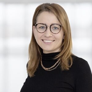 Das Mitarbeiterbild von Stefanie Baier. Sie ist Mediaberaterin für den Fachbereich Medizin.