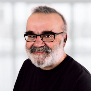 Das Mitarbeiterbild von Alexander Beck. Er arbeitet in der Medienproduktion für den Fachbereich Dental.