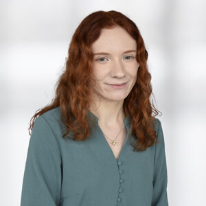 Das Mitarbeiterbild zeigt Melitta Cipes. Sie arbeitet als Mediengestalterin in der Abteilung Planung und Herstellung.