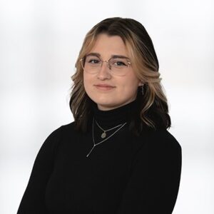 Das Mitarbeiterbild von Sarah Goller. Die ist Auszubildende im Bereich Gestaltung