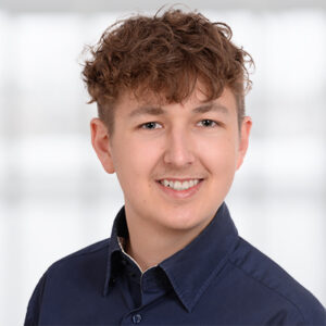 Mitarbeiterbild von Leon Heil. Er arbeitet als Sachbearbeiter im Kundenservice.