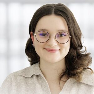 Das Mitarbeiterbild von Lena Koch. Sie arbeitet als IT-Integratorin für Webdienste bei den mgo fachverlagen