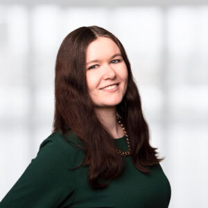 Das Mitarbeiterbild von Lisa Loew. Sie arbeitet als Mediengestalterin für den Fachbereich Dental.