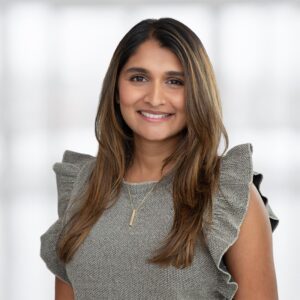 Das Mitarbeiterbild der Leitung des Digitalbereichs der mgo fachverlage Apurva Petersen