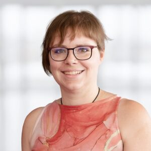 Das Mitarbeiterbild von Elfi Rodatos. Sie arbeitet als Fachredakteurin des Fachbereichs Komplementärmedizins.