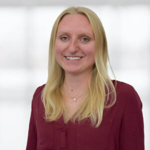 Das Mitarbeiterbild von Sarah Schischeg. Sie arbeitet als Marketing Assistentin im Bereich Bildung.