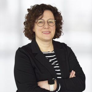 Das Mitarbeiterbild von Claudia Schmidt. Sie arbeitet als Mediengestalterin im Bereich Planung und Herstellung.