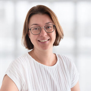 Das Mitarbeiterbild von Claudia Schwarzenberger. Sie arbeitet als Fachredakteurin für den Bereich Medizin.