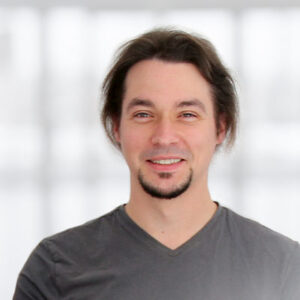 Das Mitarbeiterbild von Kai Sprenger. Er arbeitet als Teamleitung der Medienproduktion des Fachbereichs Dental.