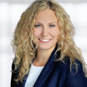 Mitarbeiterbild von Anna-Maria Wilhelm. Sie arbeitet als Produktmanagerin.