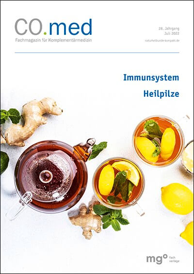 Cover des Fachmagazins CO.med, Ausgabe Juli 2022. Thema: Immunsystem und Heilpilze. Bild zeigt Teekanne und Tassen mit Zitronen, Ingwer und Minze.