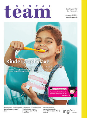 Titelseite des "Dental Team" Magazins mit dem Hauptthema "Kinderprophylaxe" und einem Bild eines lächelnden Kindes, das ein Modellgebiss mit einer Zahnbürste putzt.