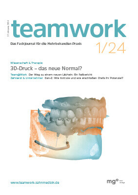 Titelseite des "Teamwork" Magazins mit dem Hauptthema "3D-Druck – das neue Normal?" und einer farbigen Illustration eines Zahnmodells, Ausgabe 1/24.