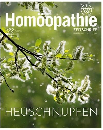 Cover der "Homöopathie Zeitschrift", Ausgabe 1/22. Thema: Heuschnupfen. Bild zeigt blühende Zweige vor unscharfem, grünem Hintergrund.