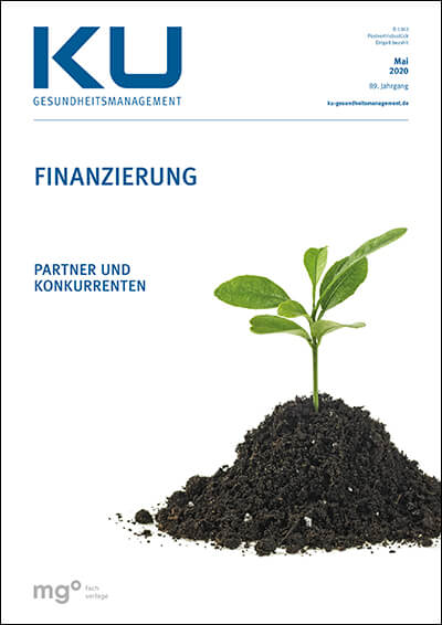 Cover KU Gesundheitsmanagement Mai 2020 - Thema Finanzierung, zeigt einen kleinen Setzling, der aus Erde wächst.