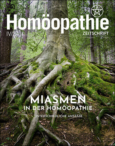 Cover Homöopathie Zeitschrift IV/24 - Thema Miasmen in der Homöopathie, zeigt Baum mit weit verzweigten Wurzeln im Wald.