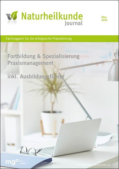 Cover Naturheilkunde Journal März 2023 - Themen Fortbildung, Spezialisierung, Praxismanagement, zeigt einen Laptop und eine Pflanze im Hintergrund.