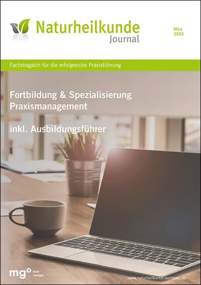 Cover des "Naturheilkunde Journal", Ausgabe März 2022. Themen: Fortbildung, Spezialisierung, Praxismanagement, inkl. Ausbildungsführer. Bild zeigt Laptop und Kaffeetasse auf einem Schreibtisch.