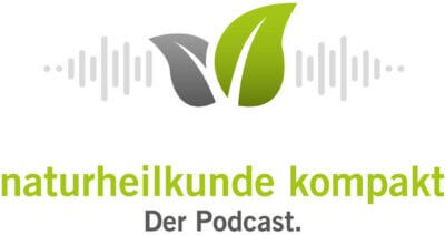 Logo des "naturheilkunde kompakt" Podcasts. Zeigt grüne und graue Blätter mit Schallwellen darüber. Text: "naturheilkunde kompakt - Der Podcast."