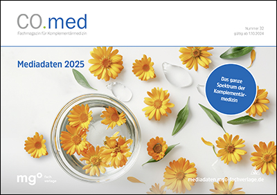 Ringelblumen und Glasgefäß, Titel 'CO.med - Fachmagazin für Komplementärmedizin', Mediadaten 2025, Hinweis auf Komplementärmedizin-Spektrum.