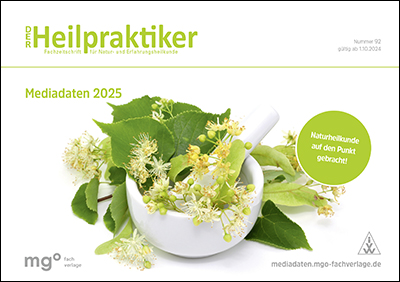 Mörser mit Heilpflanzen, Titel 'Der Heilpraktiker', Mediadaten 2025, Hinweis auf Naturheilkunde.