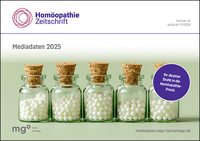 Fläschchen mit homöopathischen Globuli, Titel 'Homöopathie Zeitschrift', Mediadaten 2025, Hinweis auf Praxisvernetzung.