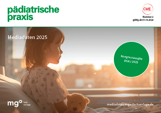 Kind mit Teddy am Fenster, Titel 'pädiatrische praxis', Mediadaten 2025, Hinweis auf Kongressausgabe DGKJ 2025.