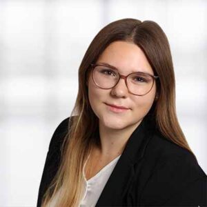 Das Mitarbeiterbild von Corinna Dippold. Sie ist als Junior Marketing Managerin Digital für die mgo fachverlage tätig.