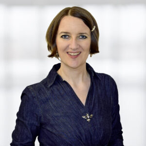 Das Mitarbeiterbild von Rosemarie Frühauf. Sie ist als Fachredakteurin für die mgo fachverlage tätig.