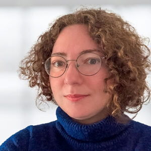 Das Mitarbeiterbild von Bettina Mader. Sie ist als Mediengestalterin für die mgo fachverlage im Bereich Dental tätig