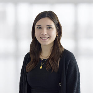 Das Mitarbeiterbild von Leonie Perl. Sie ist als Mediaberatin für die mgo fachverlage im Bereich Komplementärmedizin tätig